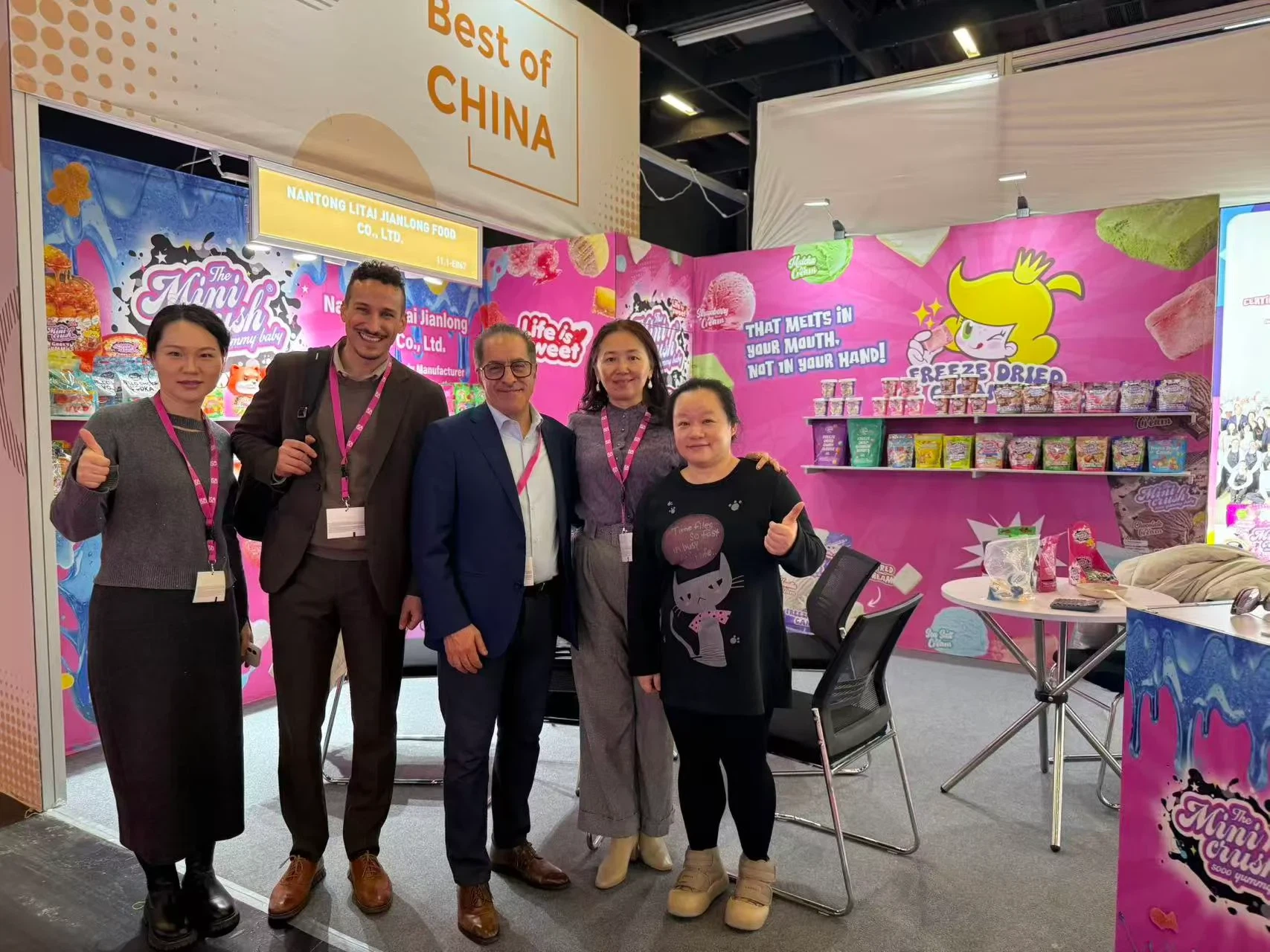 ጎምዛዛ ማስቲካ በታዋቂነት መጨመሩን እያዩ ነው፣ እና አነቃቂ ጣዕማቸው በጋሚ ከረሜላ ገበያ ውስጥ አዲሱ መደበኛ እየሆነ ነው።